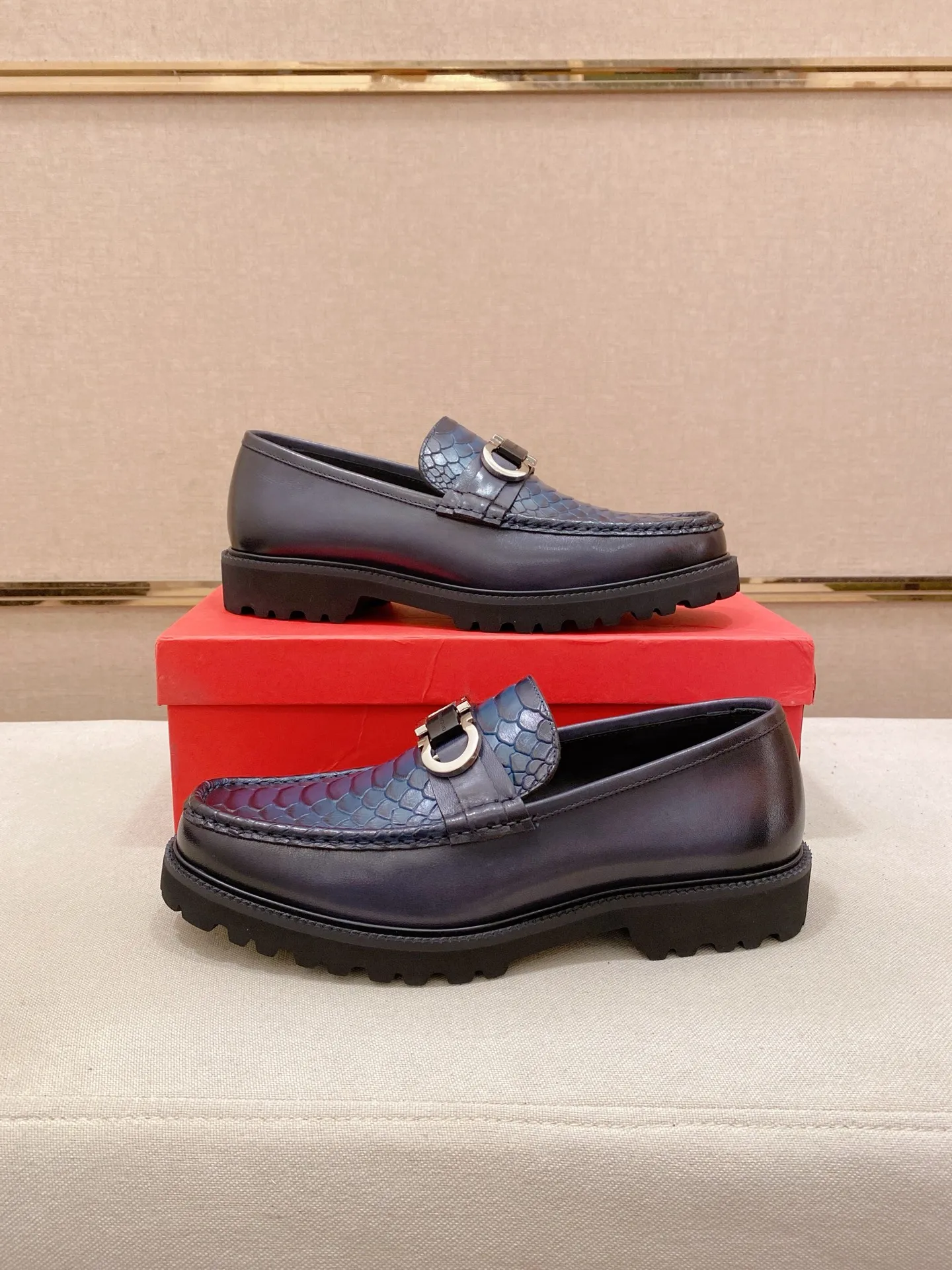 Men's shoes💰: 560💰 High version Ferragamo quality! 🆕🆕Exclusive hot-selling products in stock🔥🔥New products on the shelves, high-quality shoes, high-end driving shoes, with complete packaging! 💪 💪 Material: imported patented cowhide 🐂 + imported high-quality water-dyed cowhide lining + wear-resistant outsole 👍🏻👍🏻 Features: high-end and comfortable, purely handmade 🚀 🚀 Create the perfect shoes that suit you best 🔥 🔥 Size: (38-44) Can be customized 45 non-returnable!